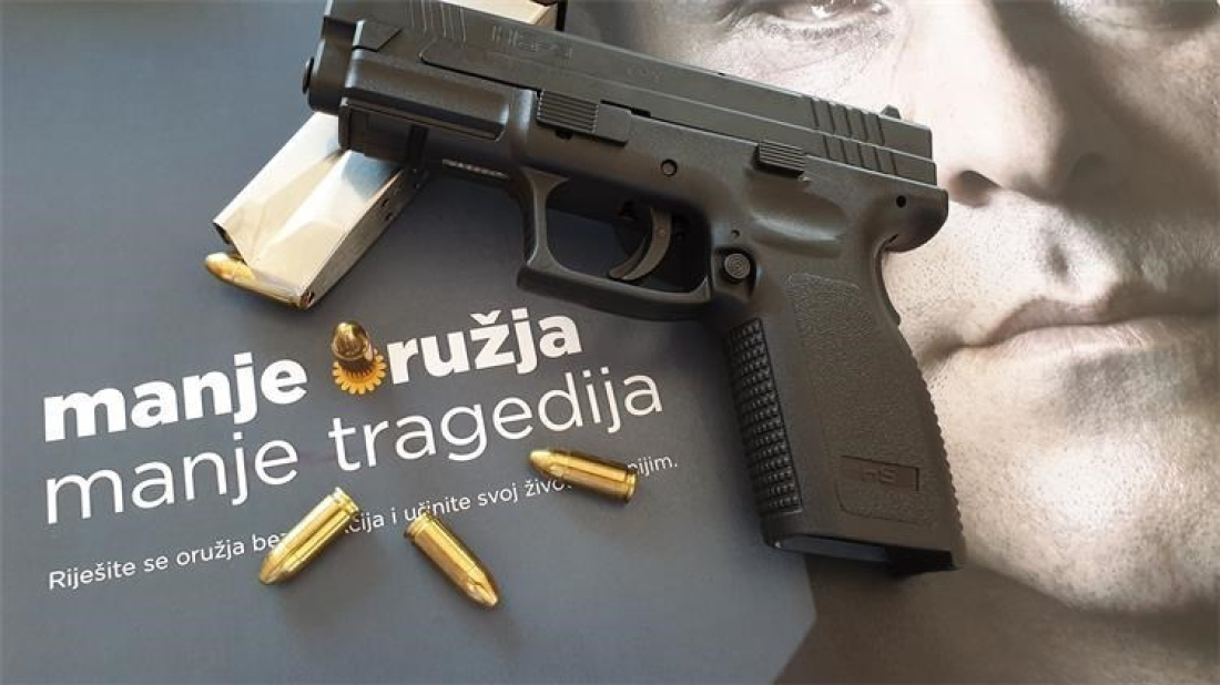 Čistila kuću pa pronašla pištolj, pušku, revolvere, zračnu pušku, samostrel i streljivo - sve predala policija!
