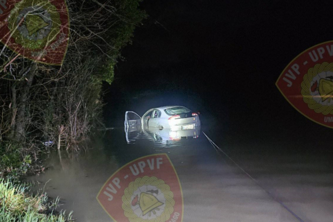 Umaški vatrogasci noćas iz poplave spašavali automobil