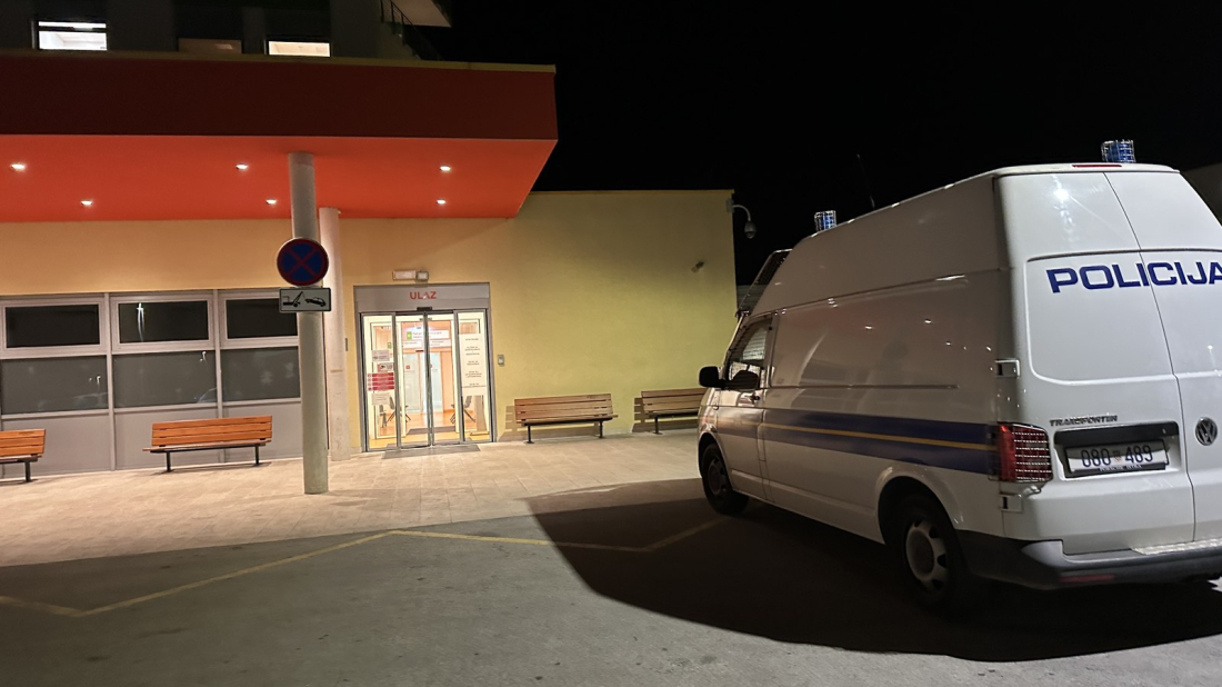 U sudaru na kružnom toku u Umagu teško ozlijeđen motociklist