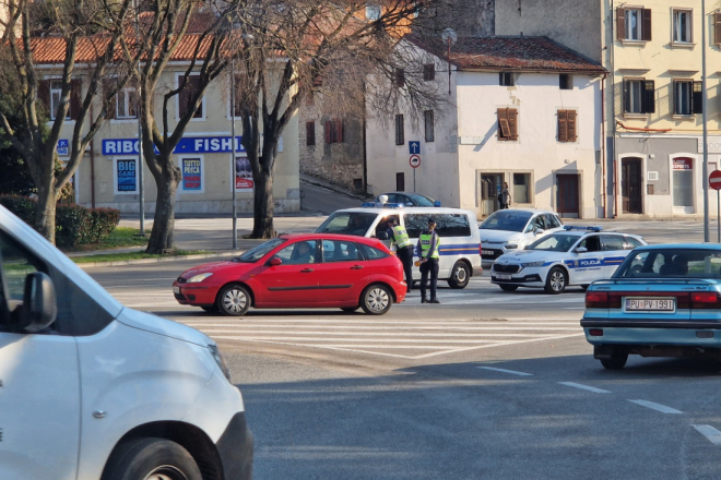 Pula: Zaustavljen na električnom romobilu bez kacige, kod sebe imao i 'speed'