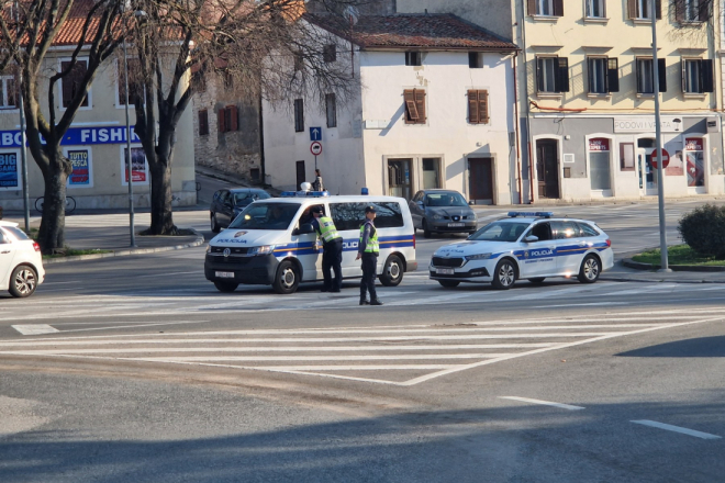 Pijan u Puli izazvao prometnu nesreću, ostao bez 1180 eura i vozačke!