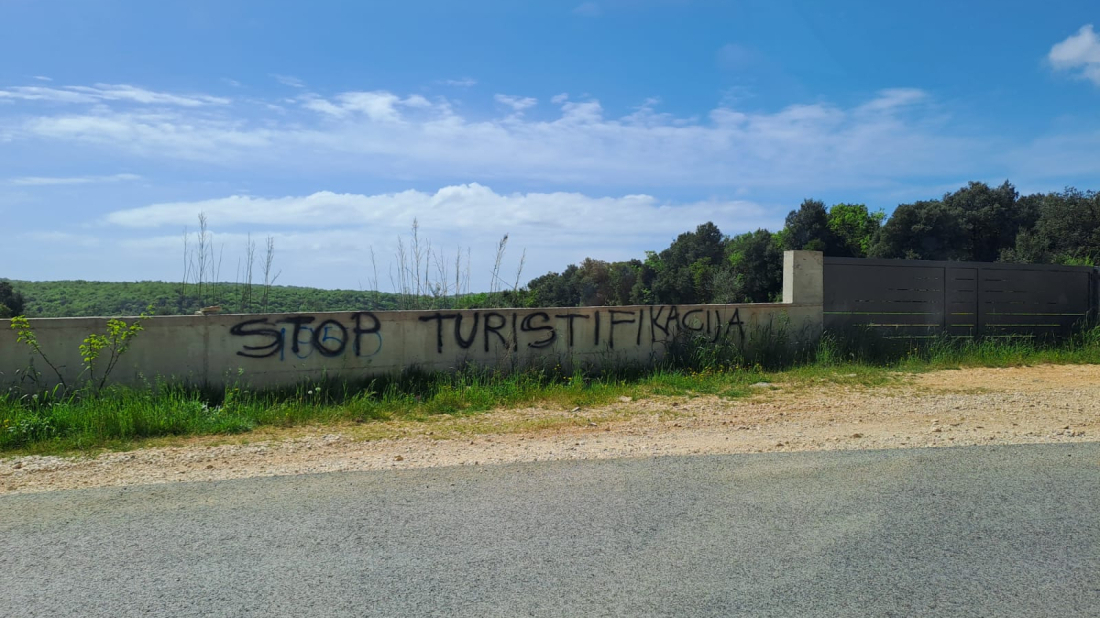 'STOP TURISTI!' Od Limskog kanala prema Vrsaru osvanulo još ljutih poruka