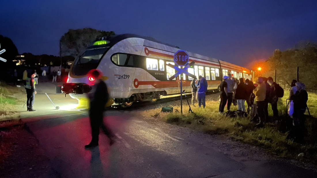 NESREĆA U PULI: Vlak naletio na automobil u Šijani