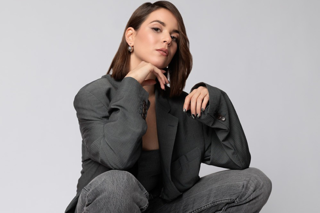 Lara Demarin predstavlja novi spot "Jeans"