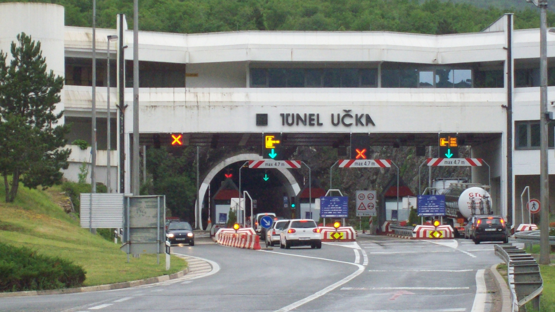 VOZAČI, OPREZ! Teretnom vozilu blokirale kočnice u tunelu Učka