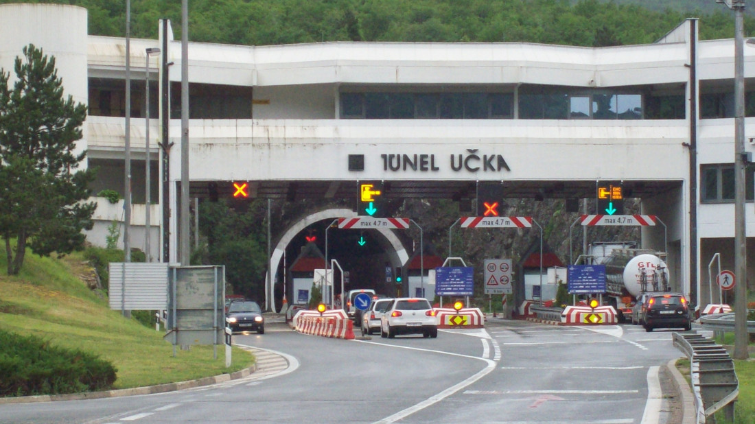 VOZAČI, OPREZ! Teretnom vozilu blokirale kočnice u tunelu Učka