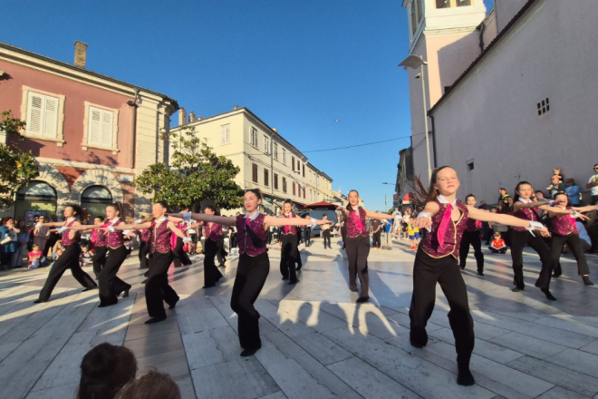 Stotinjak USB-ovih plesačica i plesača čestitalo Dan Grada Poreča i Svjetskog dana plesa priredbom na Trgu slobode