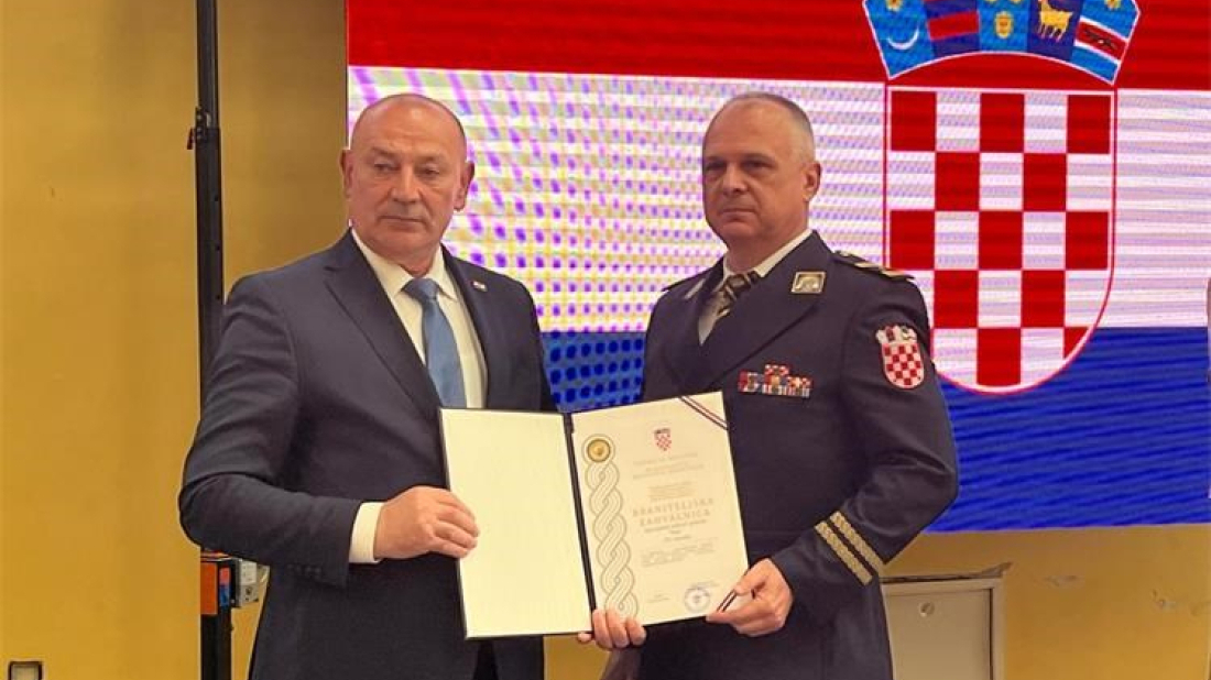 Specijalna jedinica policije Bak PU istarske dobila braniteljsku zahvalnicu za sudjelovanje u VRO Bljesak
