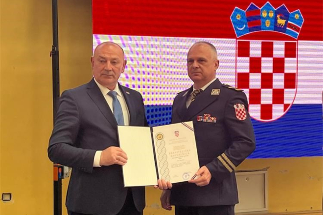 Specijalna jedinica policije Bak PU istarske dobila braniteljsku zahvalnicu za sudjelovanje u VRO Bljesak