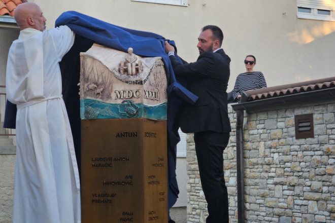 Svečano otkrivena skulptura posvećena svećenicima Premanture