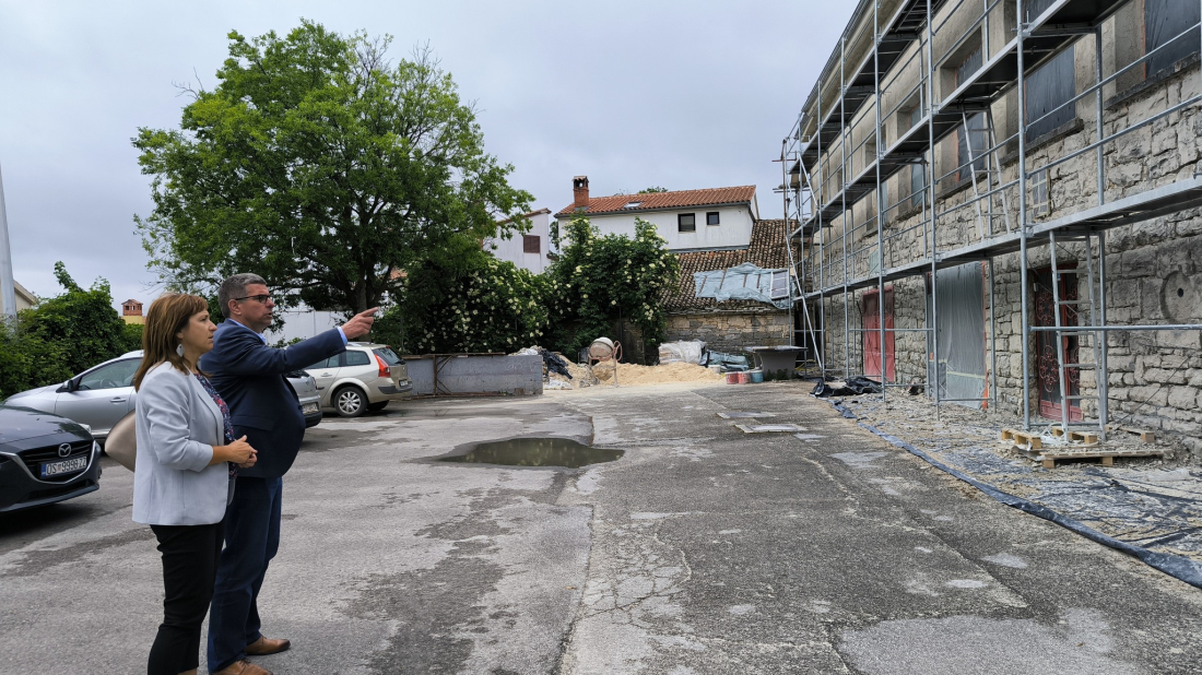 U Rovinjskom Selu u tijeku radovi na obnovi fasade Doma kulture