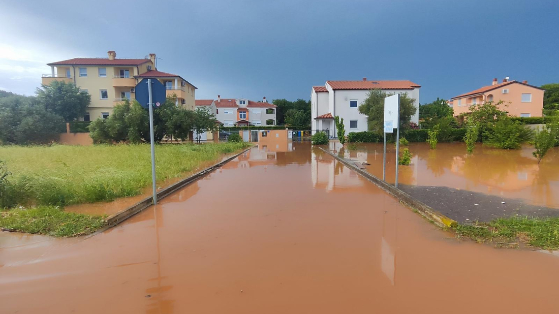 SVE SLUŽBE NA TERENU! Općina Medulin pomaže mještanima u sanaciji šteta nakon poplave