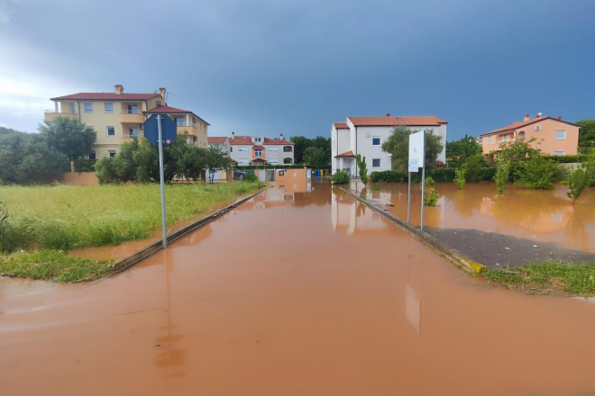 SVE SLUŽBE NA TERENU! Općina Medulin pomaže mještanima u sanaciji šteta nakon poplave