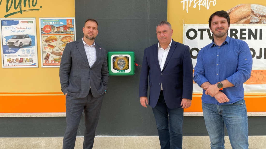 Na Placi u Kanfanaru postavljen automatski vanjski defibrilator