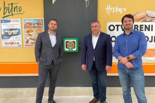 Na Placi u Kanfanaru postavljen automatski vanjski defibrilator