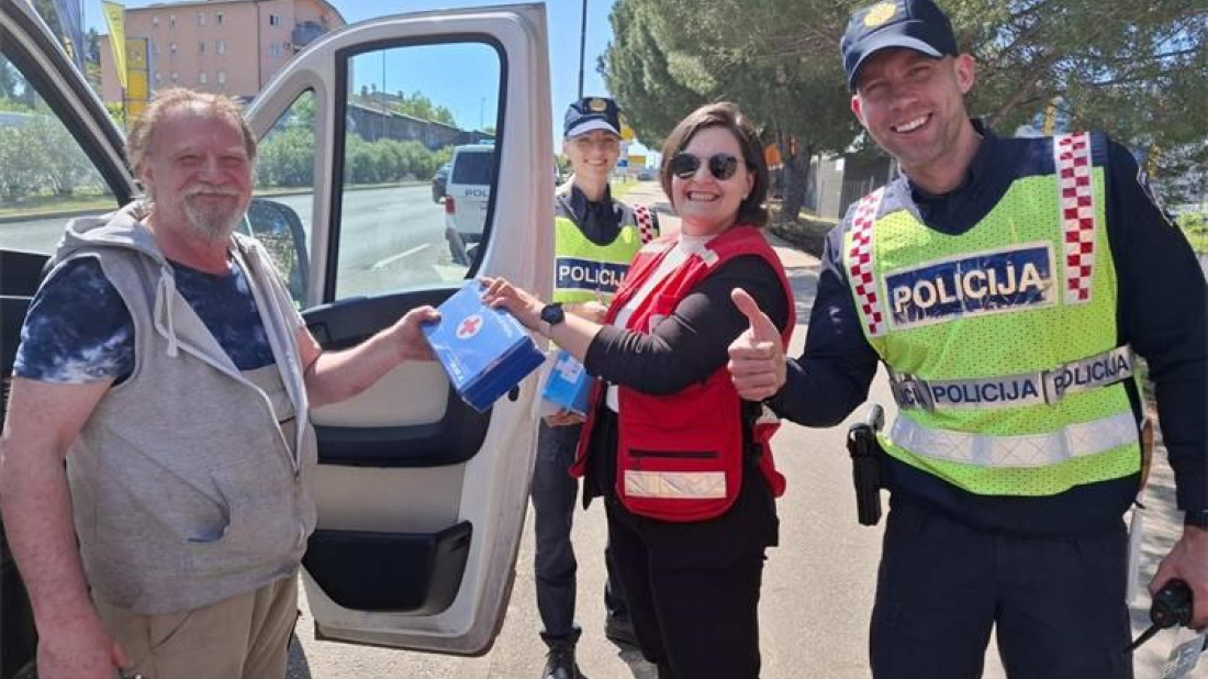 Policajci u Puli vozačima dijelili komplete prve pomoći