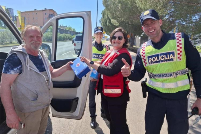 Policajci u Puli vozačima dijelili komplete prve pomoći