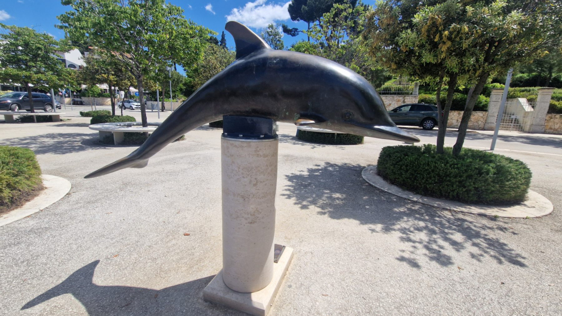 Delfin se vratio kući: omiljena skulptura brojnih Rovinjaca ponovno na kružnom toku