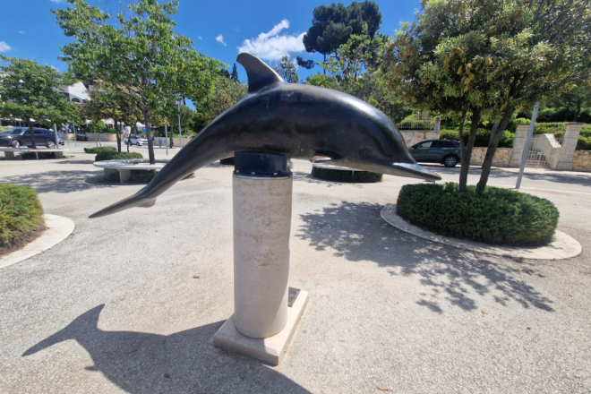 Delfin se vratio kući: omiljena skulptura brojnih Rovinjaca ponovno na kružnom toku