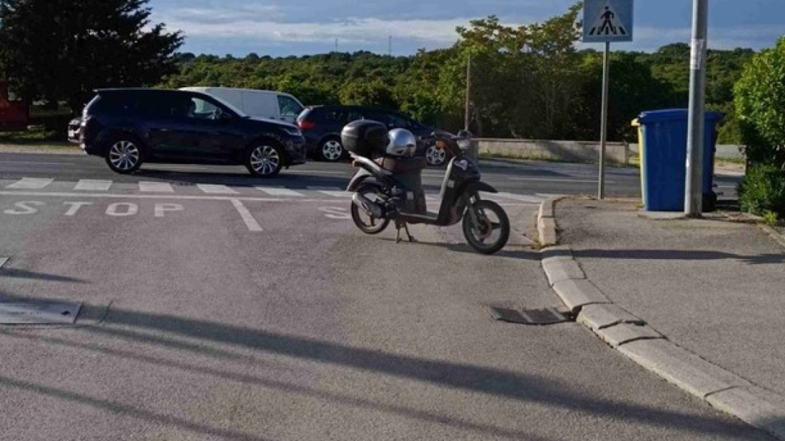 Neprihvatljivo ponašanje vozača u Rovinju: Moped ostavio nasred ceste i otišao u kafić