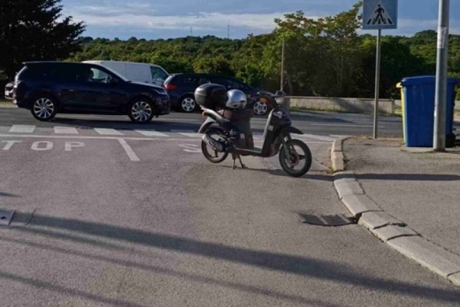 Neprihvatljivo ponašanje vozača u Rovinju: Moped ostavio nasred ceste i otišao u kafić