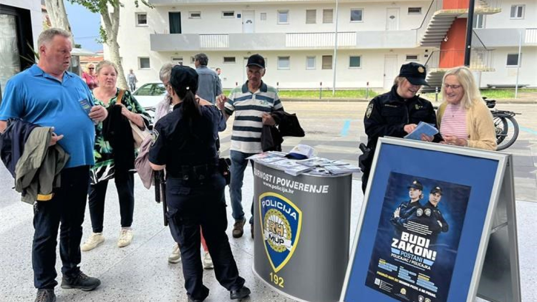 Umag: Policija na tržnici savjetovala građane kako se zaštititi od prijevara