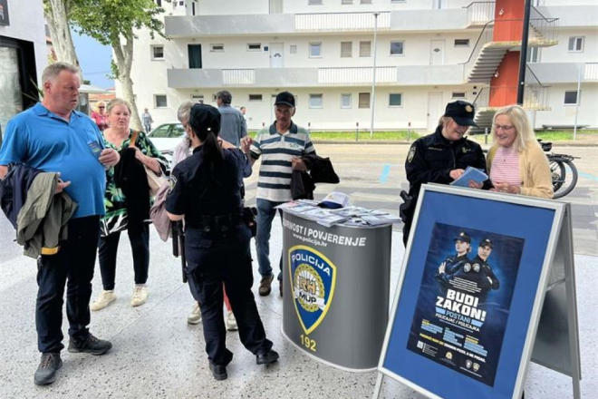 Umag: Policija na tržnici savjetovala građane kako se zaštititi od prijevara