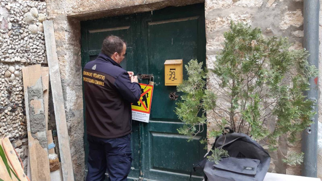 ROVINJ: Komunalni redari zatvorili bespravno gradilište u srcu grada