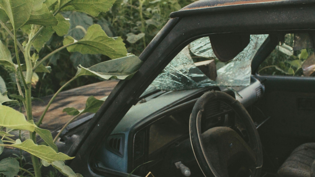 Vandalski ispad u Raši: Oštetio automobil, slijedi mu kaznena prijava