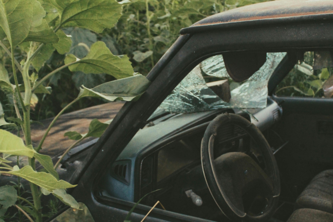 Vandalski ispad u Raši: Oštetio automobil, slijedi mu kaznena prijava