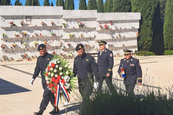 U Puli položeni vijenci povodom Dana državnosti