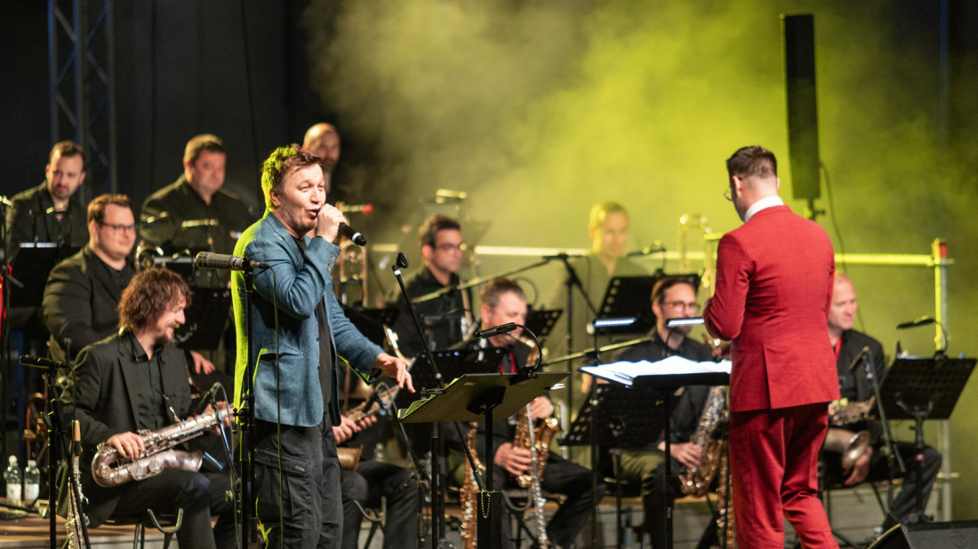 Otvoreno Pulsko kulturno ljeto: Edo Maajka i Jazz orkestar HRT-a ispraćeni ovacijama publike