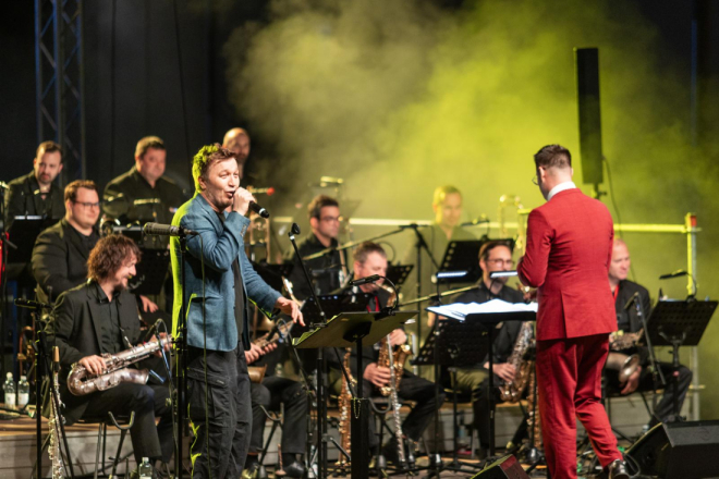 Otvoreno Pulsko kulturno ljeto: Edo Maajka i Jazz orkestar HRT-a ispraćeni ovacijama publike