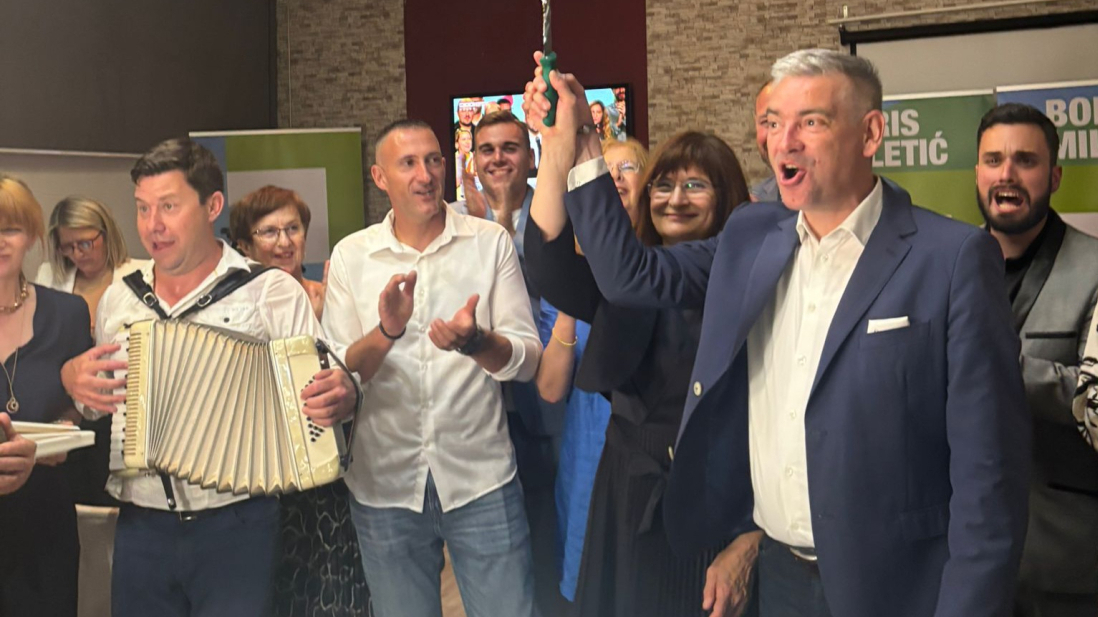 Boris Miletić slavio uz pjesmu i tortu: 'Ovo mi je najslađa pobjeda u karijeri'