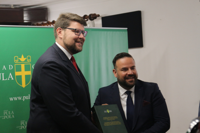Grbin službeno preuzeo dužnost gradonačelnika: 'Želim se 100 % posvetiti Puli'