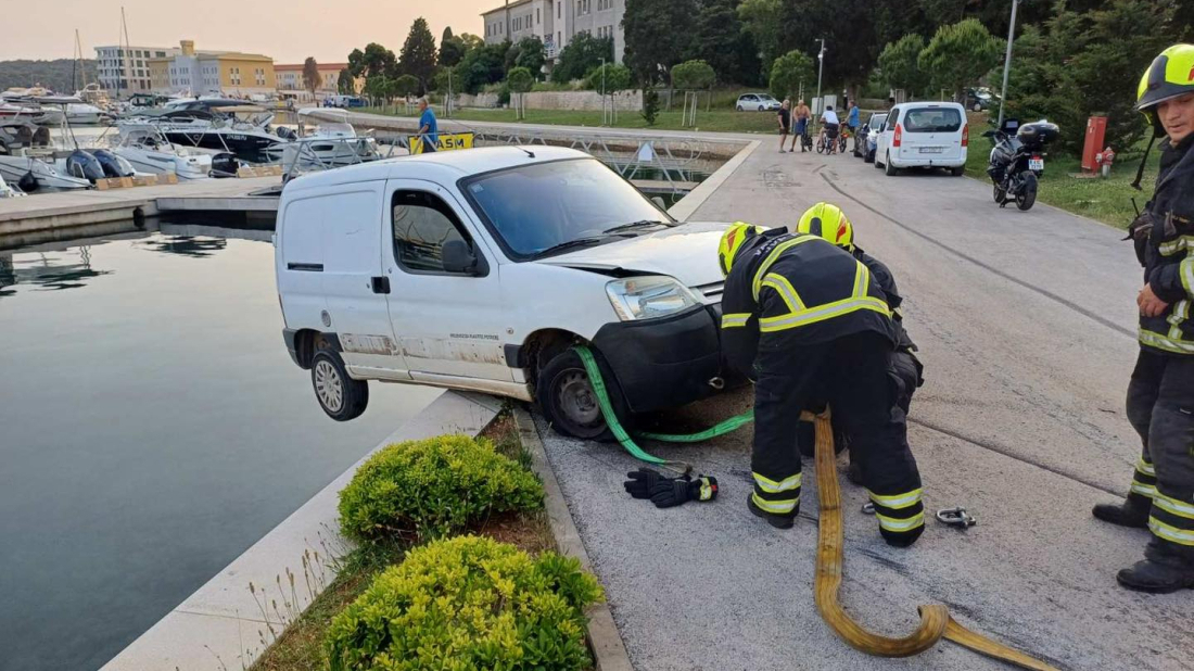 POZNATI DETALJI! Nakon svađe i prijetnji, muškarac u Puli kombijem pokušao izgurati drugo vozilo u more