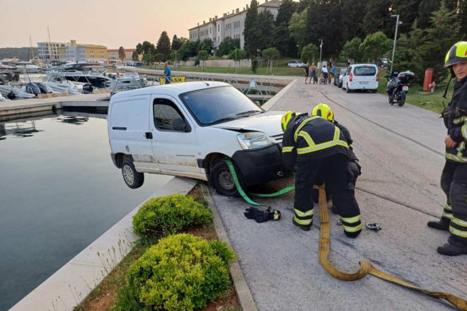 POZNATI DETALJI! Nakon svađe i prijetnji, muškarac u Puli kombijem pokušao izgurati drugo vozilo u more