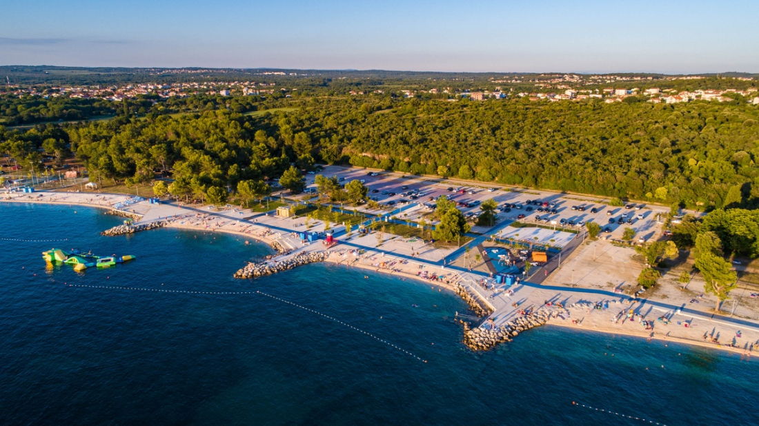 Poprilično pijan vozio u pješačkoj zoni u blizini plaže! Prijeti mu zatvorska kazna