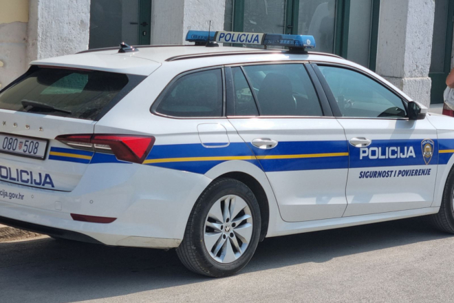 Opasan vozač s preko dva promila zaustavljen kod Poreča, koristio mobitel i nije bio vezan
