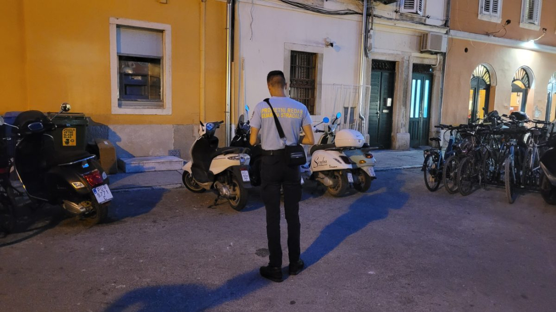 PROMETNI REDARI U AKCIJI! Sankcionirano 65 nepropisno parkiranih vozila u starogradskoj jezgri Rovinja!