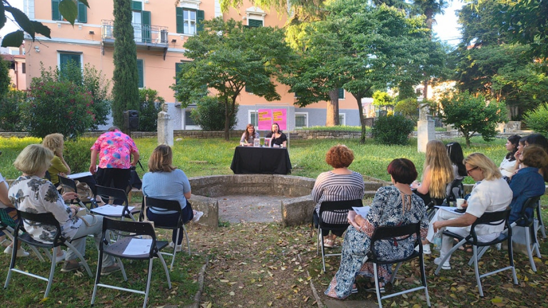 U sjajnoj atmosferi održane književne večeri pod krošnjama ispred rovinjske gradske knjižnice