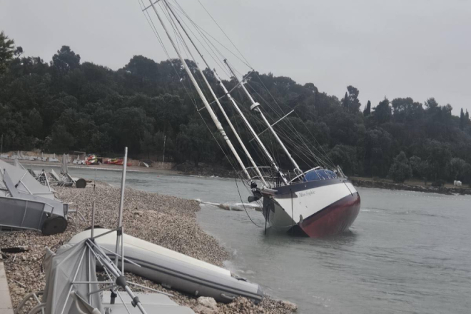 U Rovinju zabilježen udar vjetra od 111 km/h, štete su velike