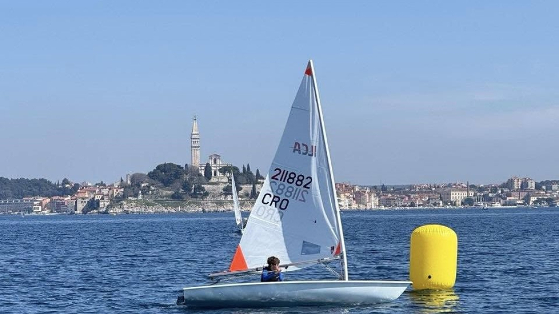 Jedriličarski klub Maestral iz Rovinja otvara nove termine Škole jedrenja — prijave u tijeku!