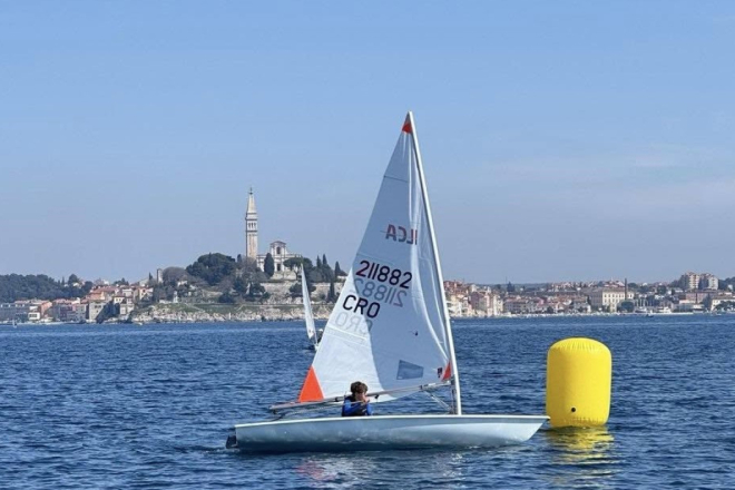 Jedriličarski klub Maestral iz Rovinja otvara nove termine Škole jedrenja — prijave u tijeku!