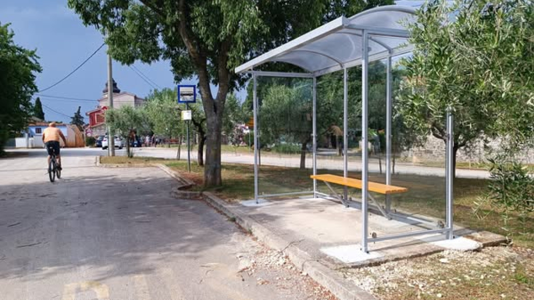 U Vodnjanu postavljene nove nadstrešnice na autobusnim stajalištima