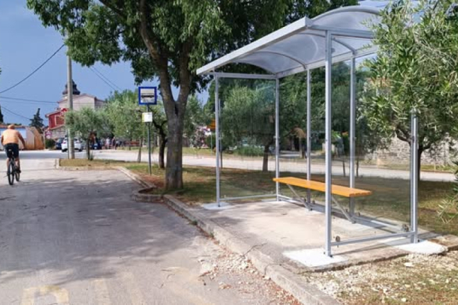 U Vodnjanu postavljene nove nadstrešnice na autobusnim stajalištima