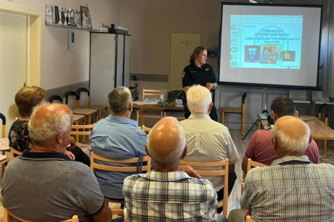Policija educirala umirovljenike u Tinjanu kako se zaštititi od raznih oblika prijevara