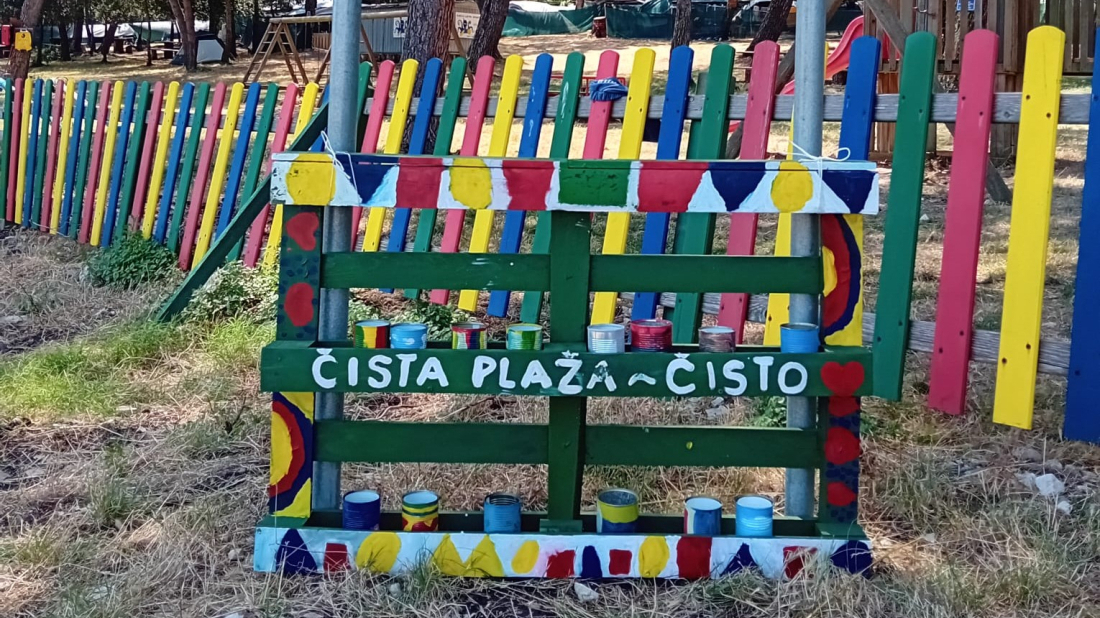 Na Fratarskom otoku postavljena prva polica s pepeljarama na plaži