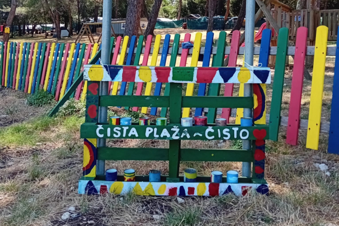 Na Fratarskom otoku postavljena prva polica s pepeljarama na plaži