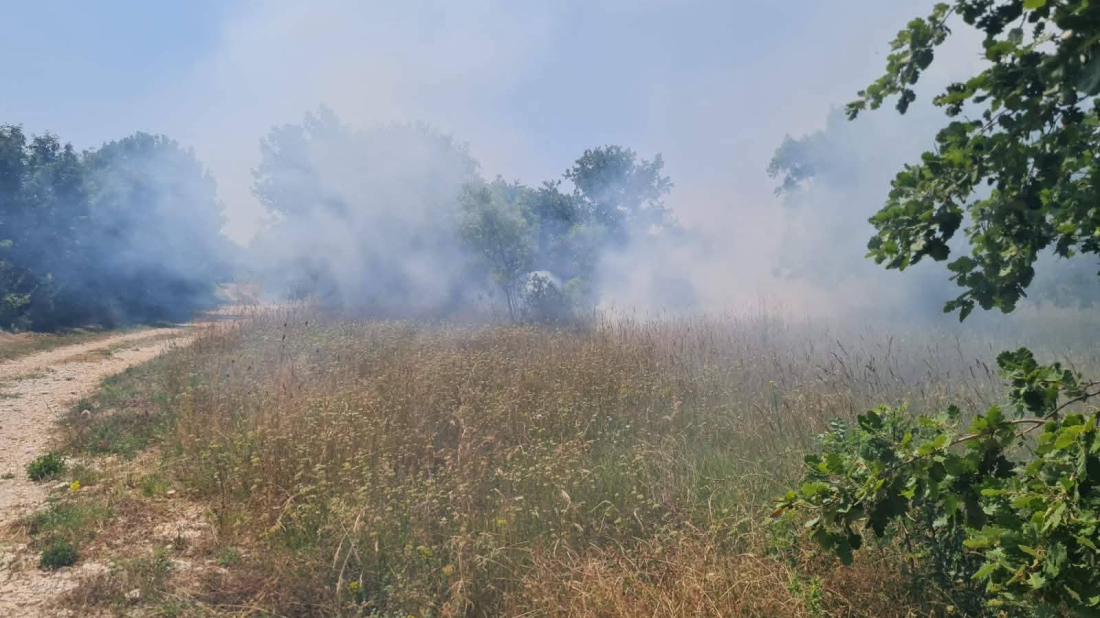 FOTO/VIDEO - Požar u Krmedu: Intervenirali vatrogasci iz Rovinja i Bala